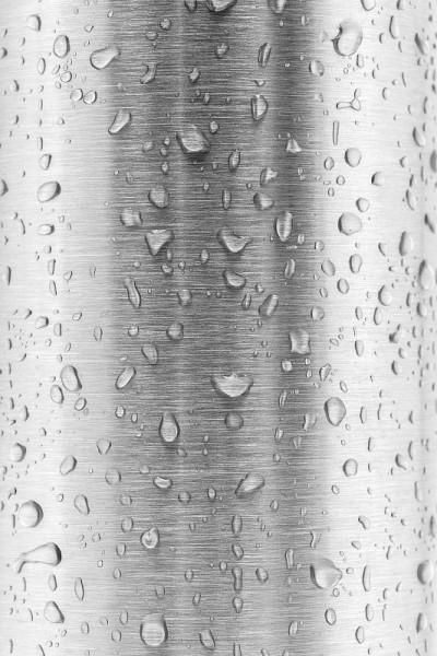 水滴在金属不锈钢纹理上