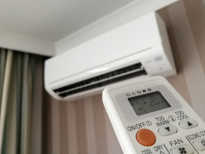遥控器指向空调