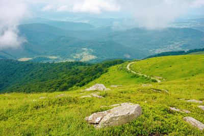 穿过山峦的道路