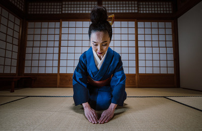 美丽的日本女人在传统的日本房子