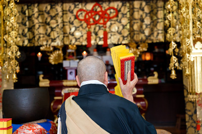 日本和尚在寺庙里祈祷