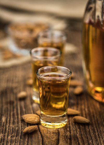 部分苦杏酒作为特写特写;有选择性的重点