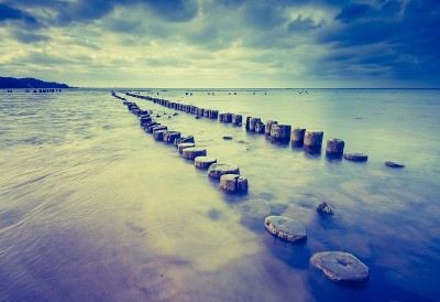 波罗的海的沙质海岸和古老的军事建筑的古老照片