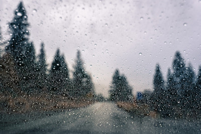 雨滴落在窗户上