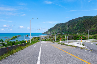 第402号国道“越后Nanaura海滨线”(新泻县新泻市)可以俯瞰日本海。