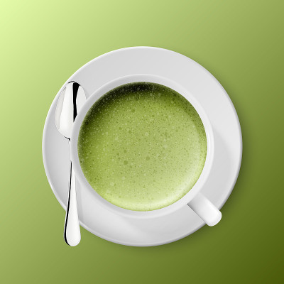 矢量3d现实陶瓷白瓷陶瓷咖啡杯，杯，碟和茶匙孤立在绿色背景。绿奶泡抹茶。设计模板。俯视图