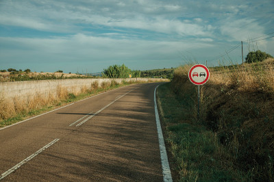 在埃尔瓦斯附近的道路上没有超车标志