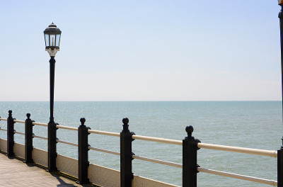 Worthing码头上的路灯。苏塞克斯。英格兰