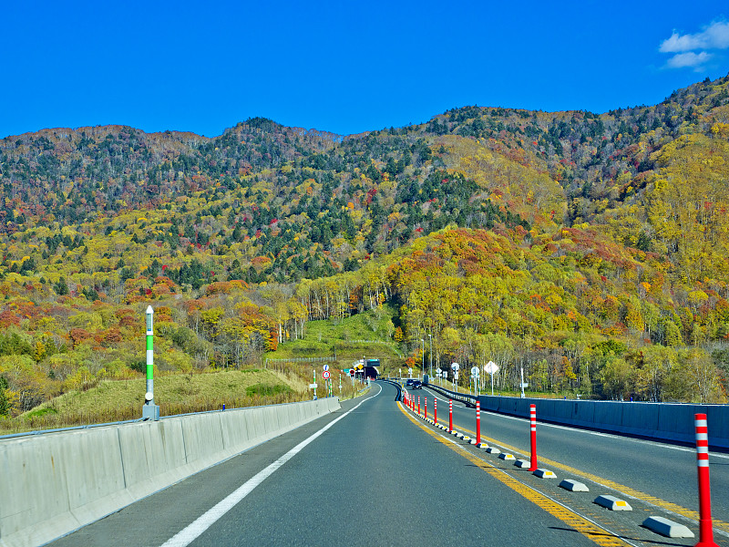 北海道高速公路上的乡村公路。