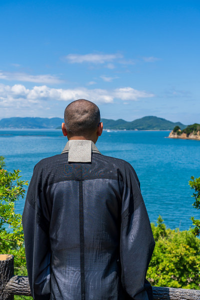 一个和尚站在蓝天上