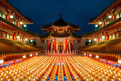 中国新年，传统的中国灯笼陈列在寺庙照亮中国新年的节日。