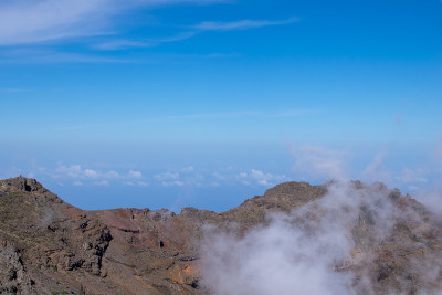 云层之上是加那利群岛拉帕尔马岛的最高点罗克德洛斯穆奇乔斯火山景观