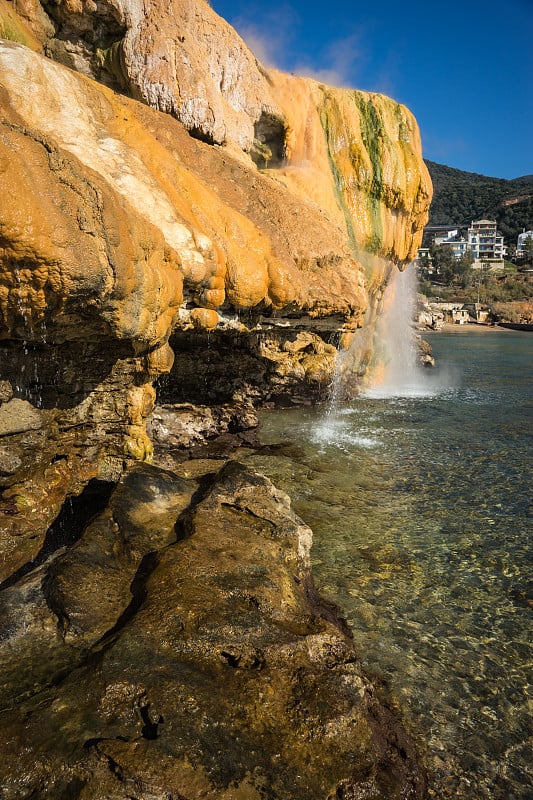 风景优美的热瀑布在Loutro Edipsou海滩，埃维亚，希腊