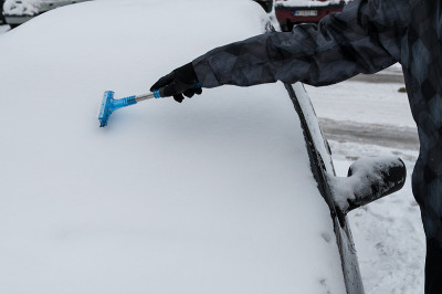 从雪中清理汽车
