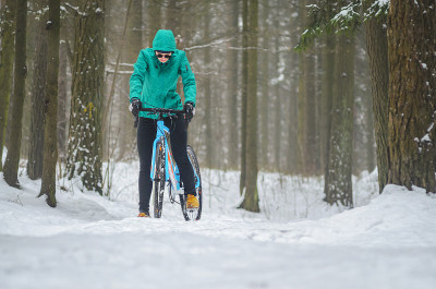 骑自行车的人在雪地里