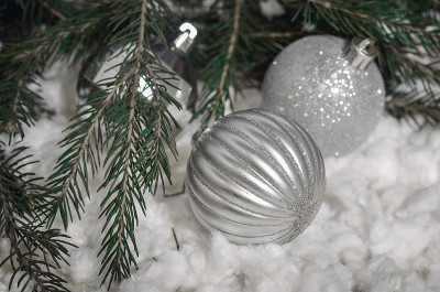 明亮的圣诞球，雪地里圣诞树的树枝