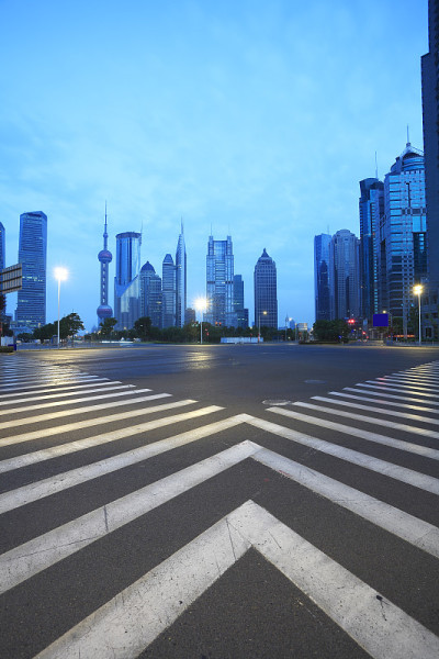 空的道路地板与城市地标建筑的背景