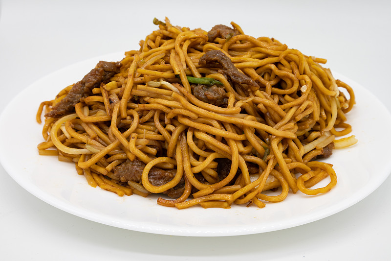 牛肉捞面，白底白盘