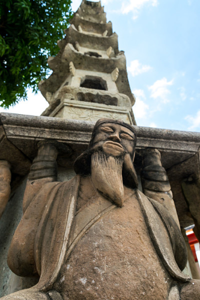 泰国卧佛寺的中国风格雕塑和泰国艺术建筑。