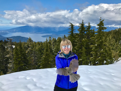 女徒步旅行者和灰杰伊在山里。