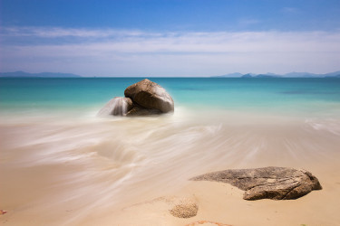 大海，沙子和岩石