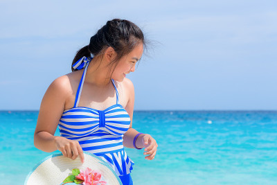 泰国海滩上的女孩