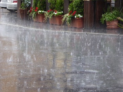 拜罗伊特的倾盆大雨从路上弹跳着