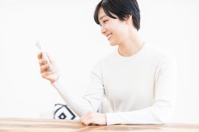 有魅力的亚洲女人看智能手机