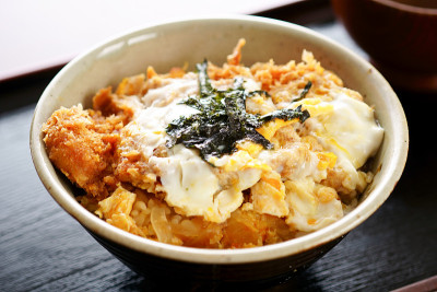 katsudon。日本的食物。炸猪排饭碗。