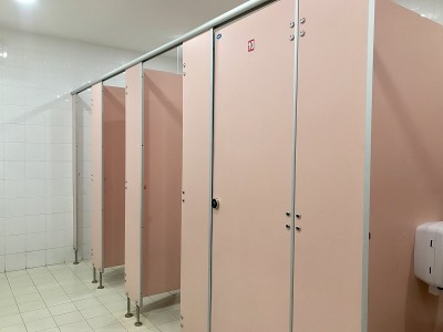 用粉色木隔断装饰的一排公共卫生间