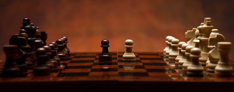 在桌上放棋子的象棋游戏