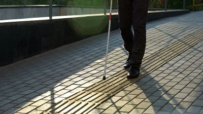 盲人行走于路面上，为视障人士提供安全的城市导航