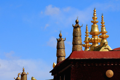 镀金的dhvajas莲花在屋顶上。Jokhang-Lhasa-Tibet。1426