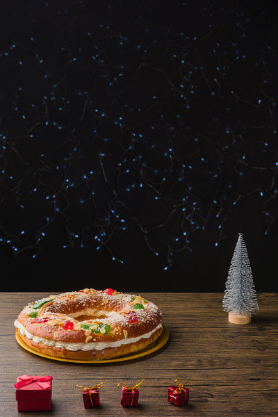 Roscon de reyes是典型的西班牙圣诞烘焙蛋糕食品在主显节庆祝吃