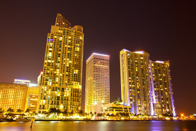 佛罗里达州迈阿密市，五颜六色的建筑夜景