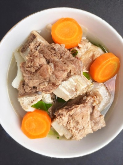 牛肉排骨汤在一个白色的碗在黑色的背景