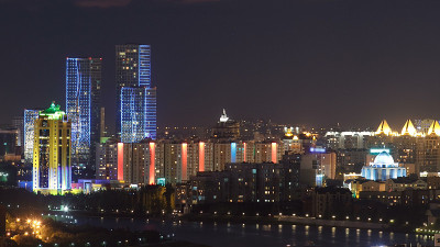 从屋顶俯瞰城市中心和中央商务区的塔，哈萨克斯坦，阿斯塔纳