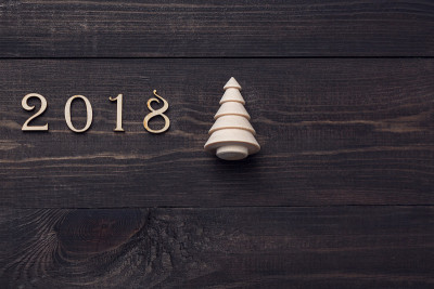 2018年新年快乐，真正的木制人物与冷杉在黑暗的木制背景