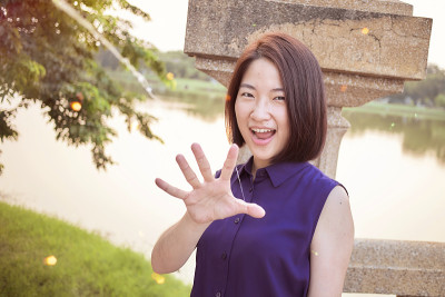 晚上在公园里的亚洲女孩