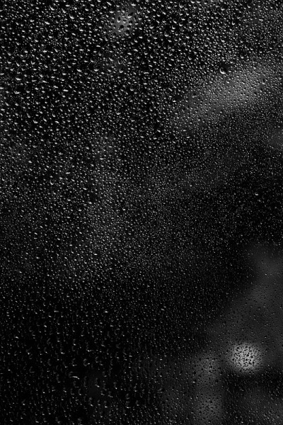 玻璃上的雨滴，黑白背景
