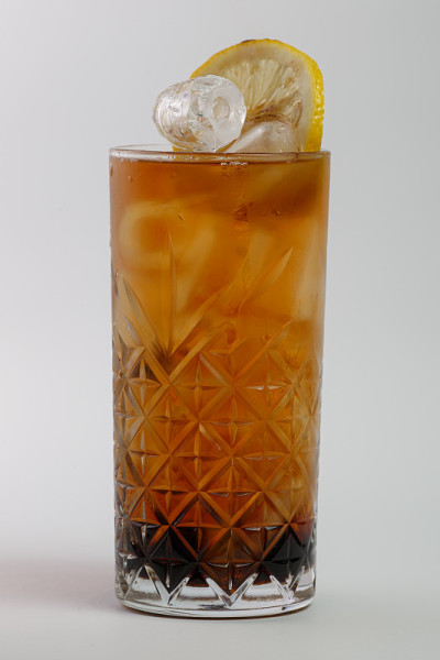 美丽可口的鸡尾酒在一个透明的装饰玻璃