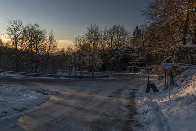 在冬天雪天的早晨，太阳升起前的蒂萨村附近的景色