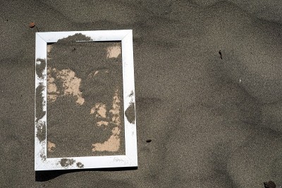 沙滩上的白色木制空白相框
