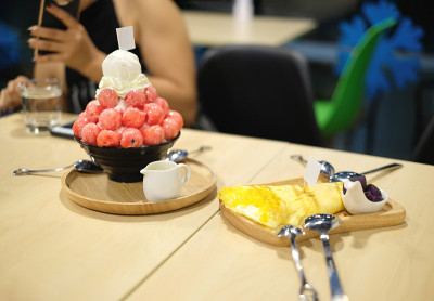 Bingsu西瓜和可丽饼在餐厅。准备吃