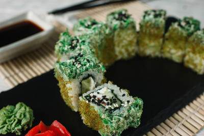 开胃的新鲜寿司，艺术食品。日本料理