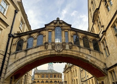 英国牛津大学。桥的景象