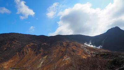 山和蓝天白云和户外自然景观。
