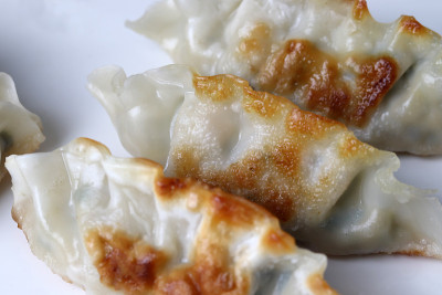 用肉和蔬菜拌在面粉里做成的一道菜。