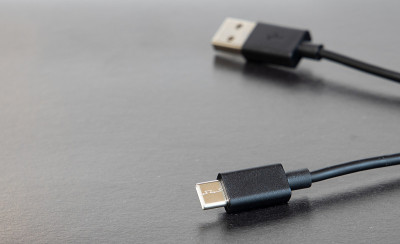 黑色USB type-c充电器小工具对象在灰色背景纹理办公桌子表面空的文本复制空间在这里