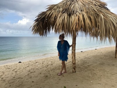 美丽的金发女模特在沙滩上的普拉亚Ancon在古巴在一个热带天堂享受她的放松假期的全景
